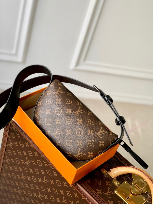 l0*is V*t0n moon crossbody