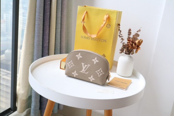 l0*is V*t0n cosmetic pouch pm-19*12*6cm