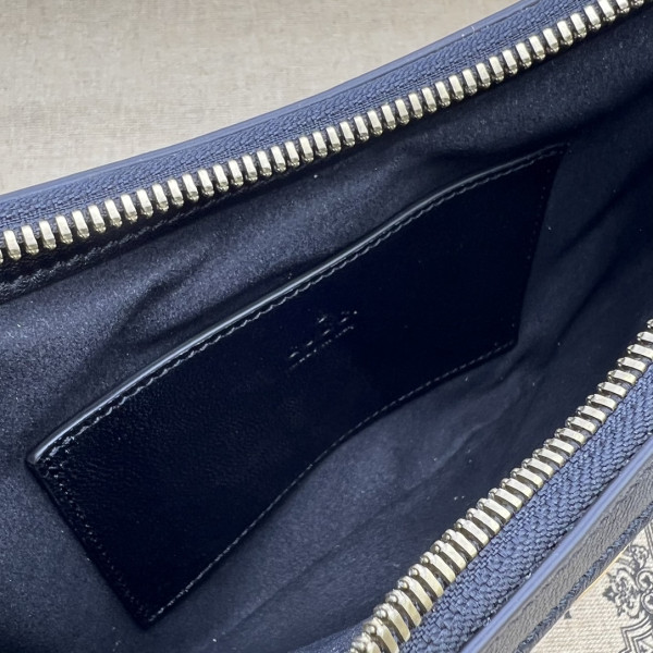 G*u*i gg marmont half-moon-shaped small bag