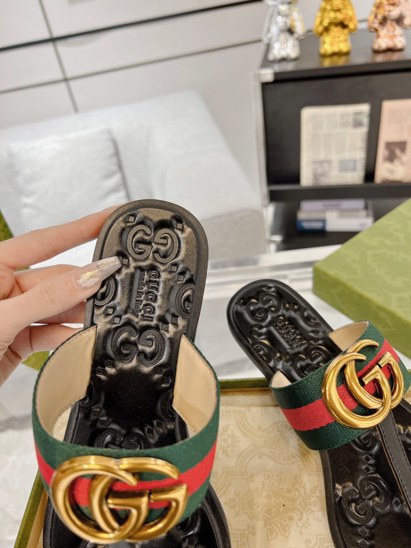 G*u*i slide sandals