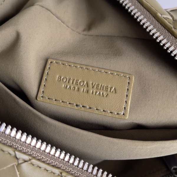 bo*te*ga Ve*ne*ta  intrecciato leather wallet-on-strap