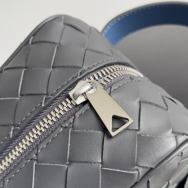 bo*te*ga Ve*ne*ta  intrecciato leather wallet-on-strap