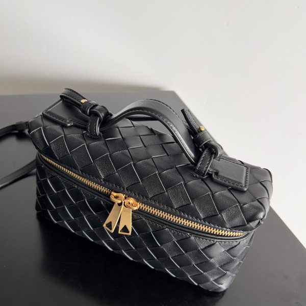 bo*te*ga Ve*ne*ta  vanity case crossbody bag