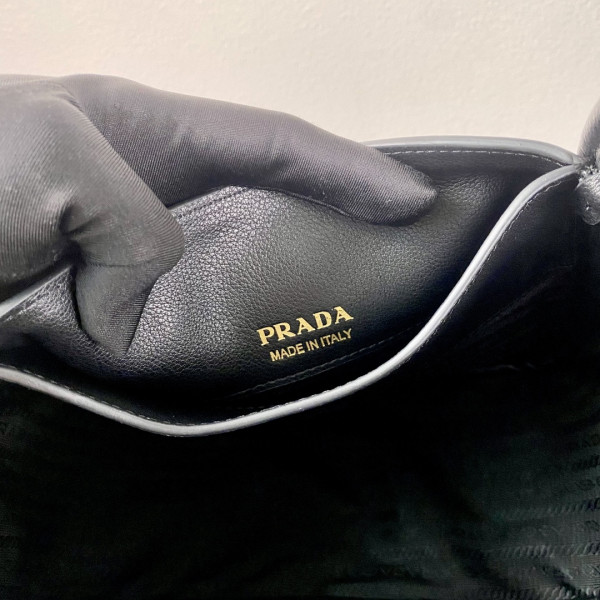 Pra*a medium leather handbag-25*18.5*12.5cm
