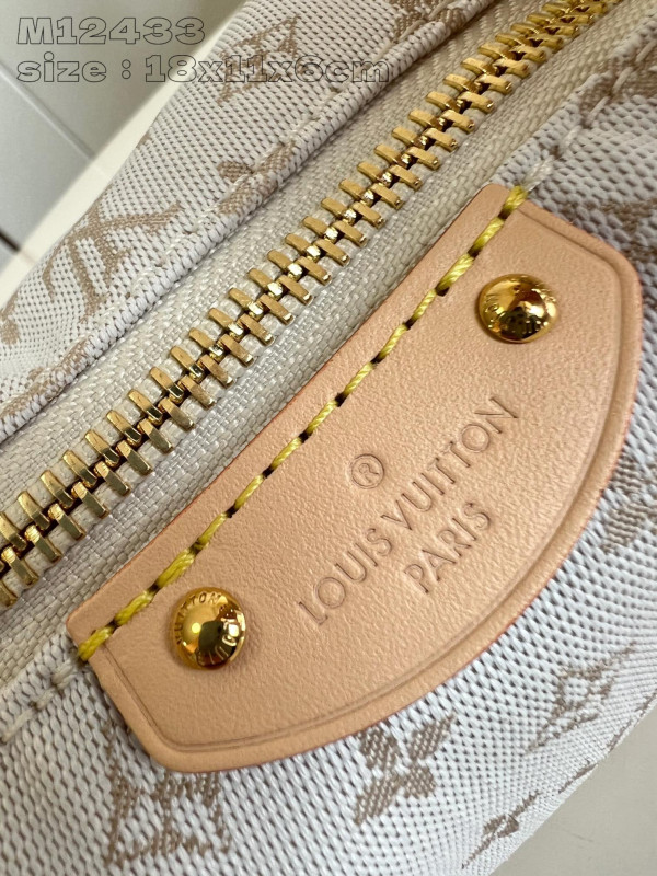 l0*is V*t0n hills pochette