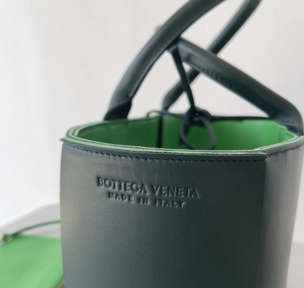 bo*te*ga Ve*ne*ta small arco tote bag