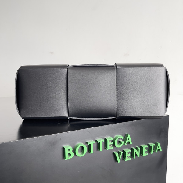 bo*te*ga Ve*ne*ta small arco tote bag