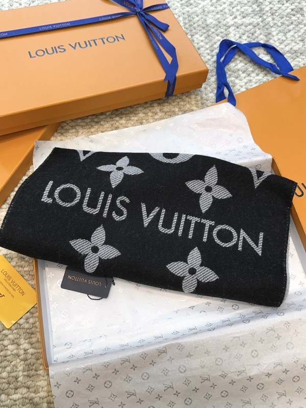 l0*is V*t0n scarf