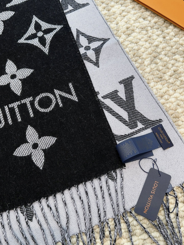 l0*is V*t0n scarf