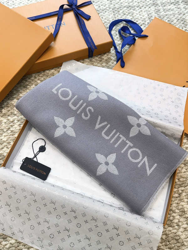 l0*is V*t0n scarf