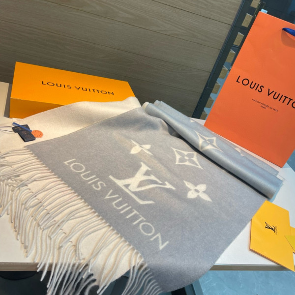l0*is V*t0n scarf