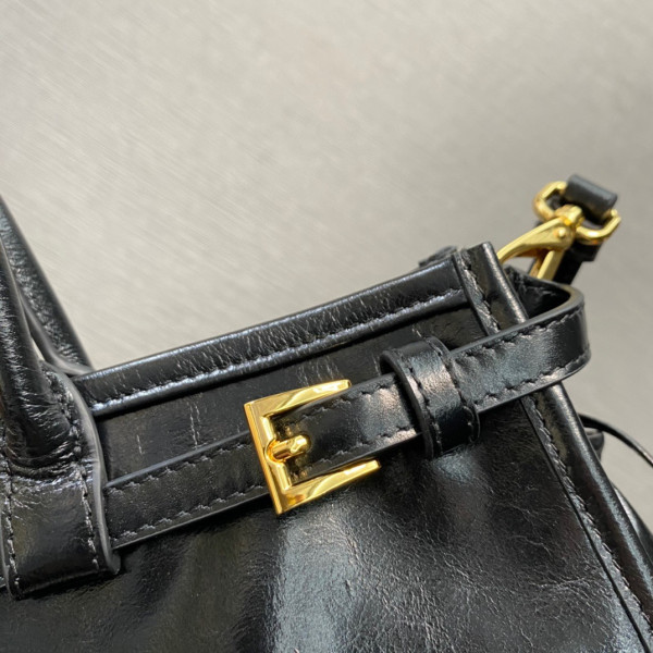 Pra*a medium leather handbag