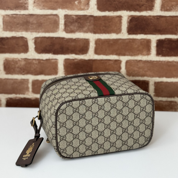 G*u*i porter medium travel bag