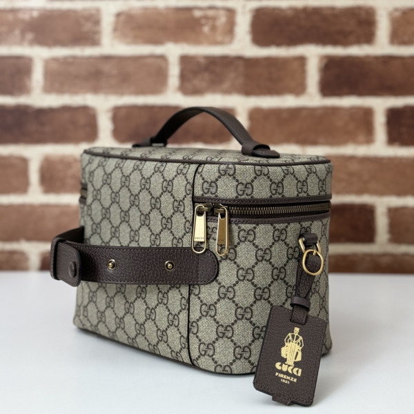 G*u*i porter medium travel bag