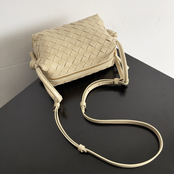 bo*te*ga Ve*ne*ta loop top handle