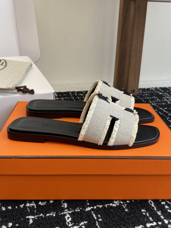 H**mes sandals