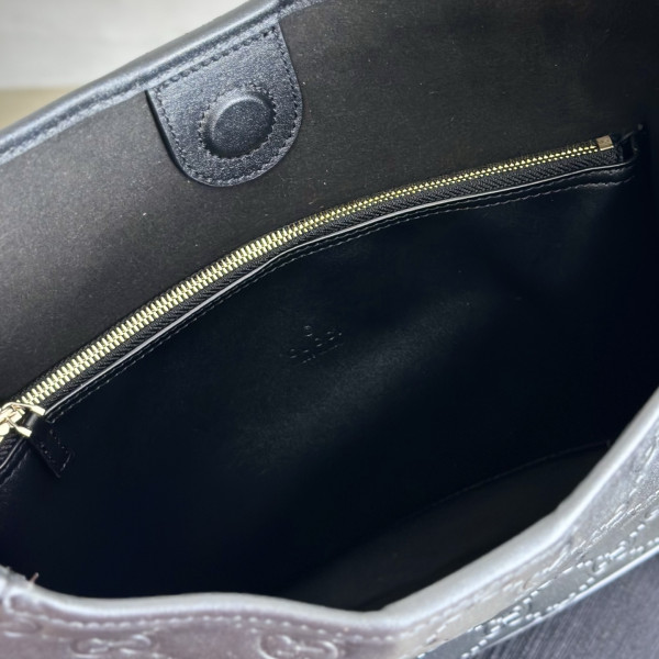 G*u*i b medium shoulder bag
