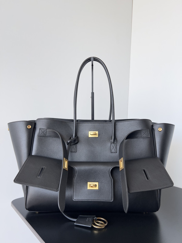 Ba*len*cia*ga bel air medium carry all bag