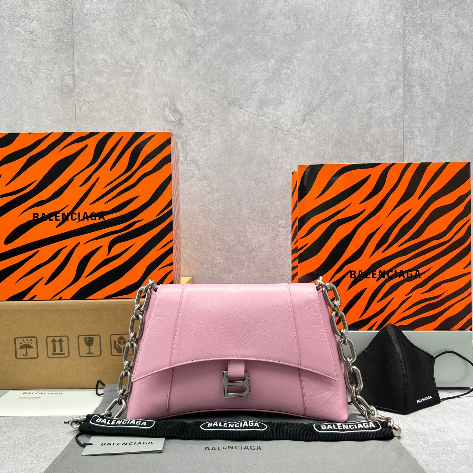 Ba*len*cia*ga downtown small shoulder bag with chain