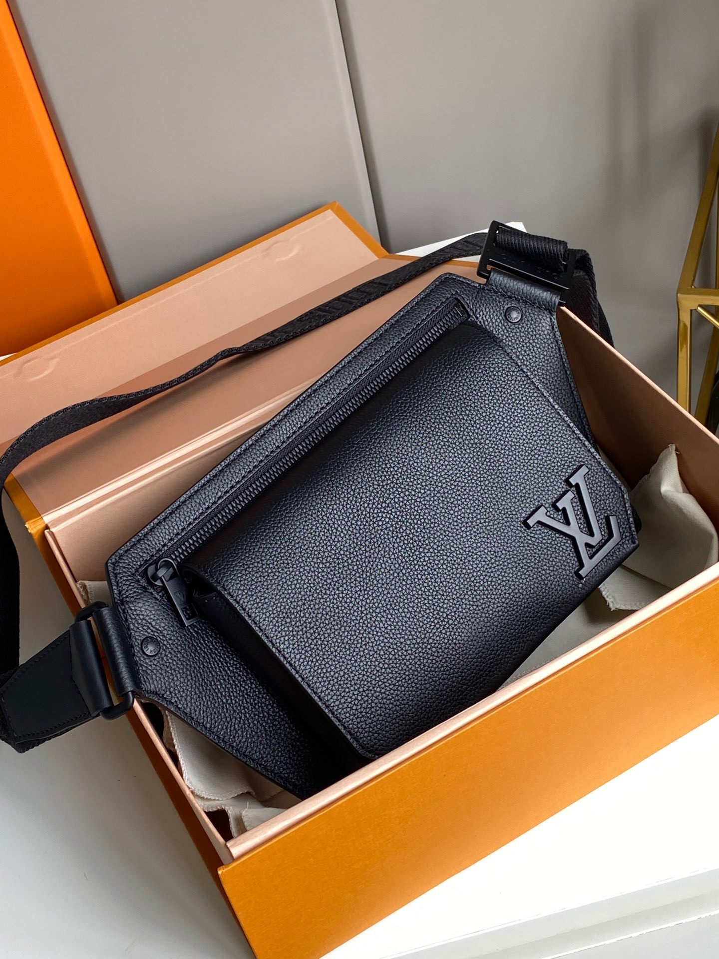 l0*is V*t0n slingbag