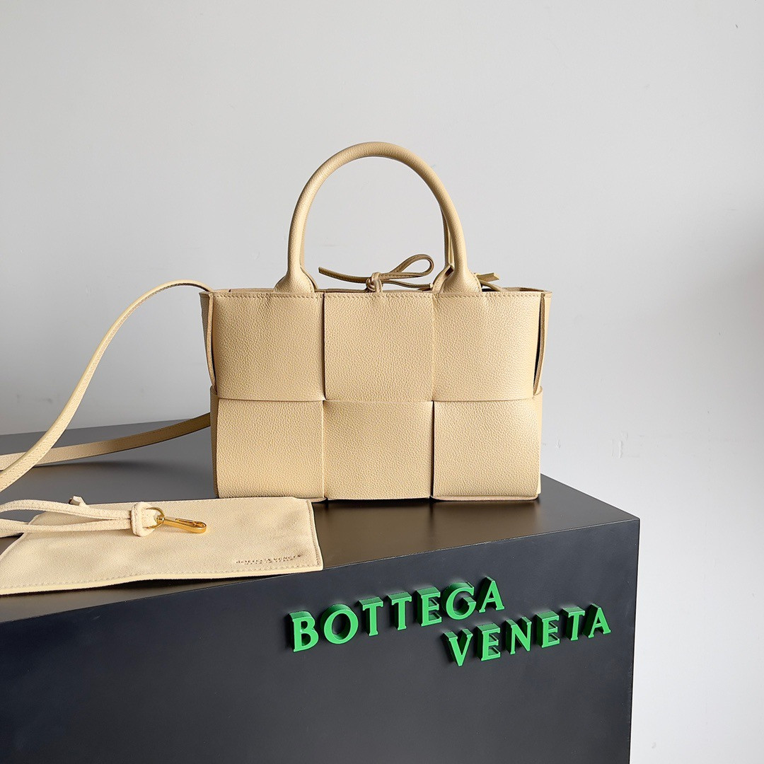 bo*te*ga Ve*ne*ta arco mini tote