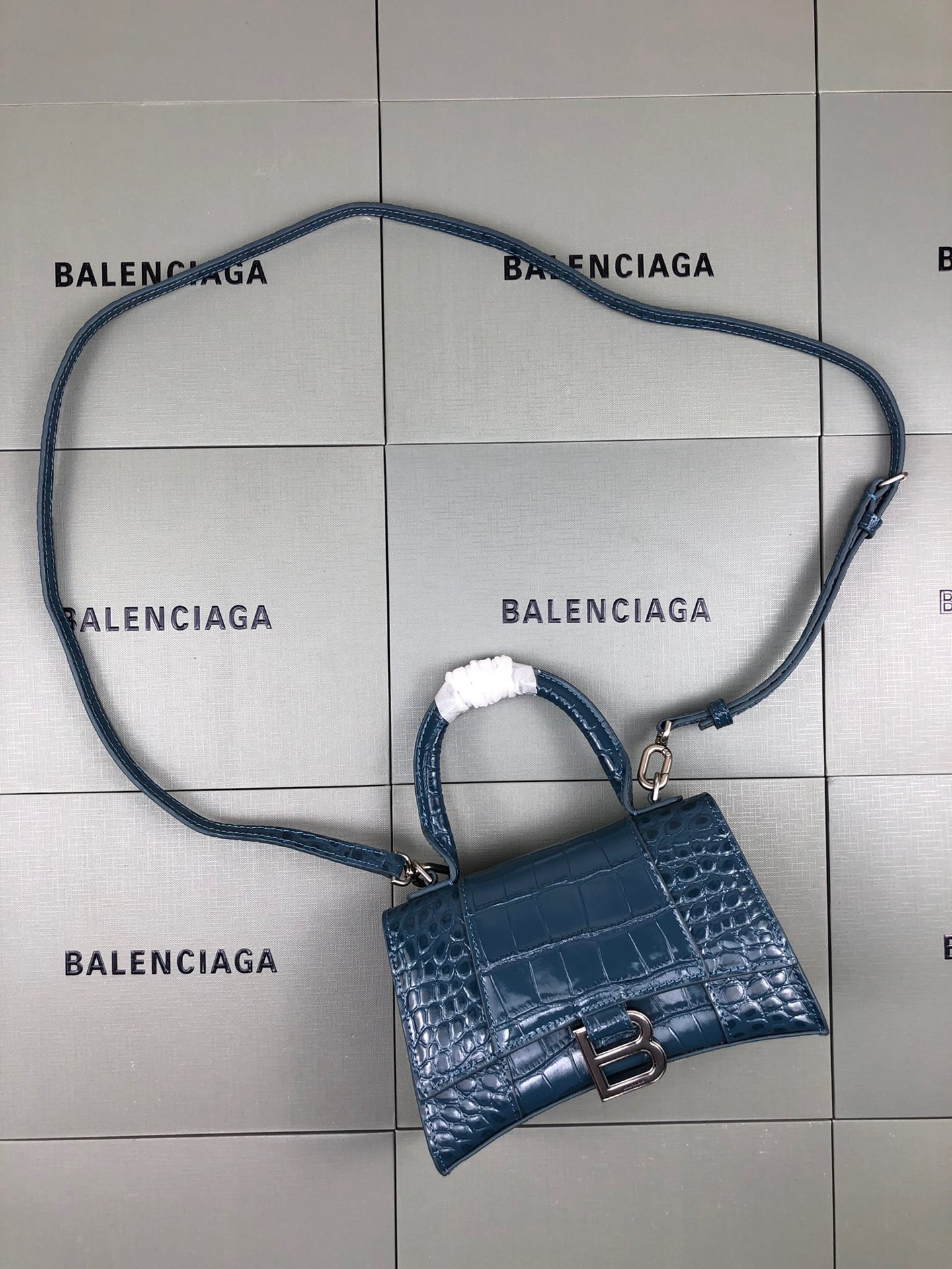 Ba*len*cia*ga hourglass