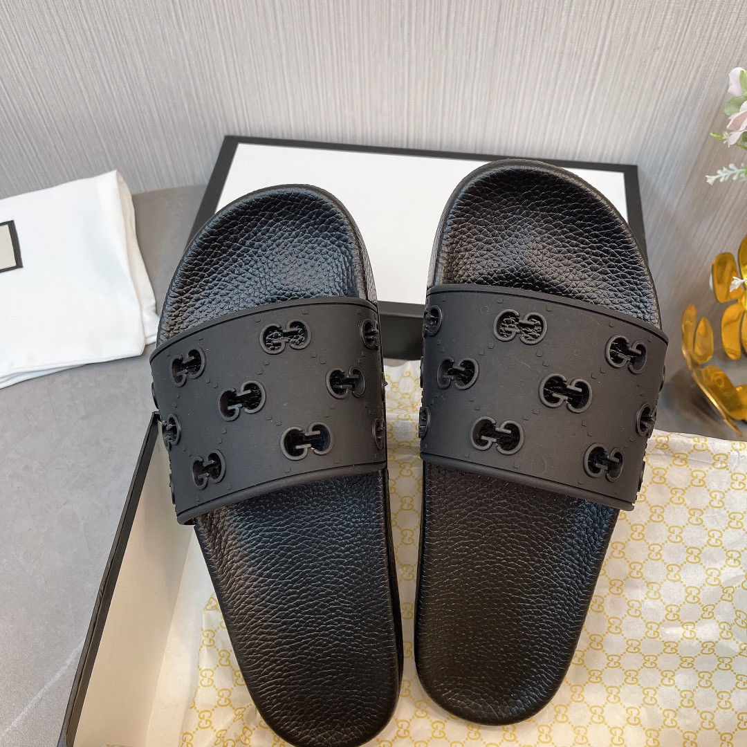 G*u*i slippers