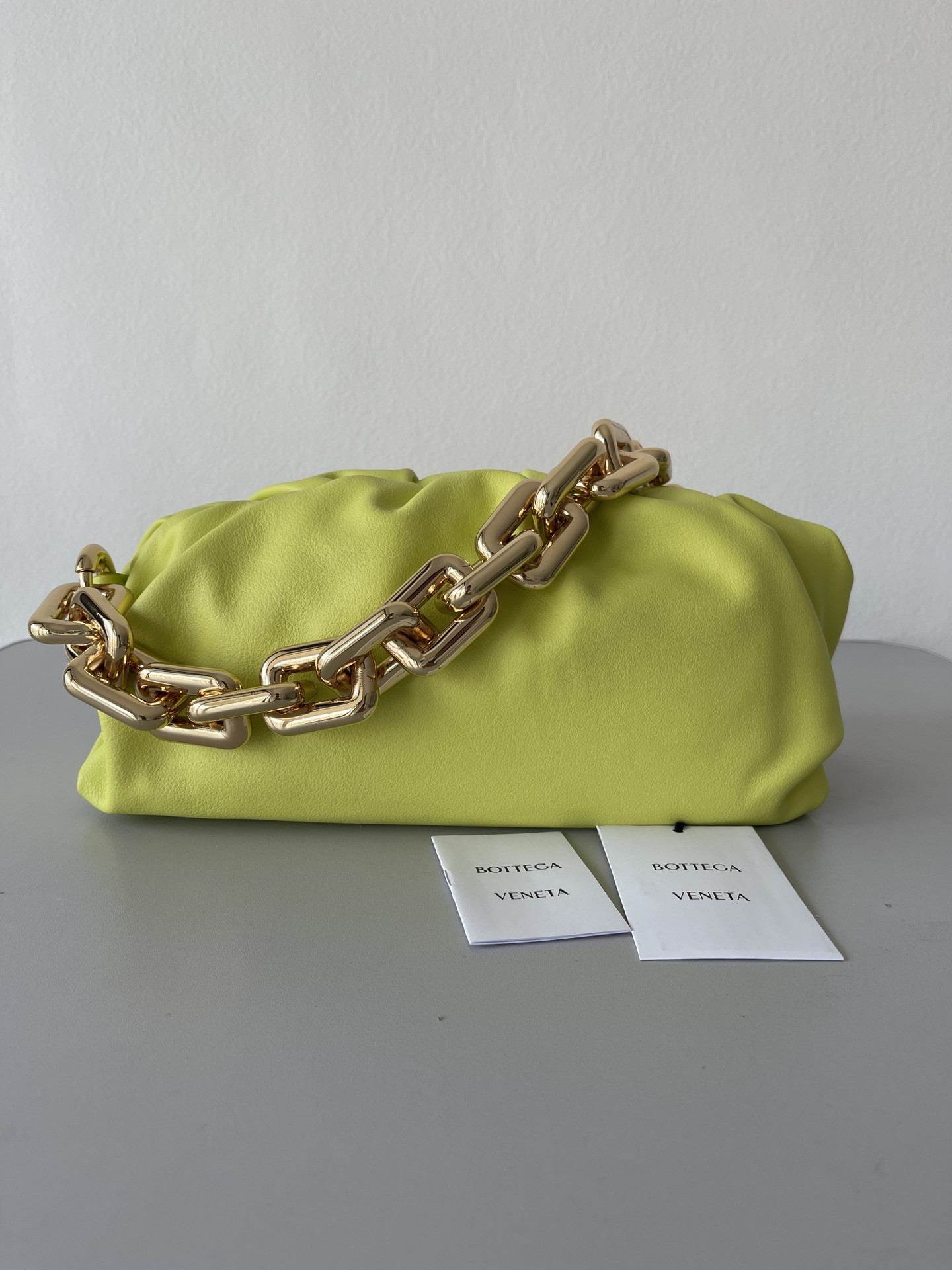 bo*te*ga Ve*ne*ta the chain pouch
