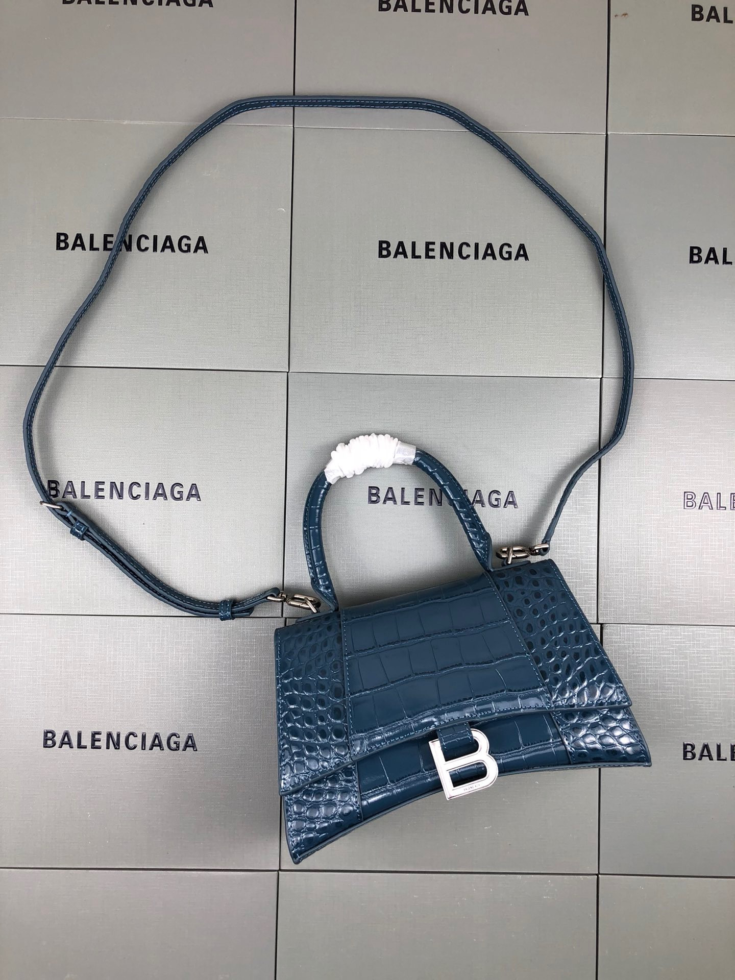 Ba*len*cia*ga hourglass