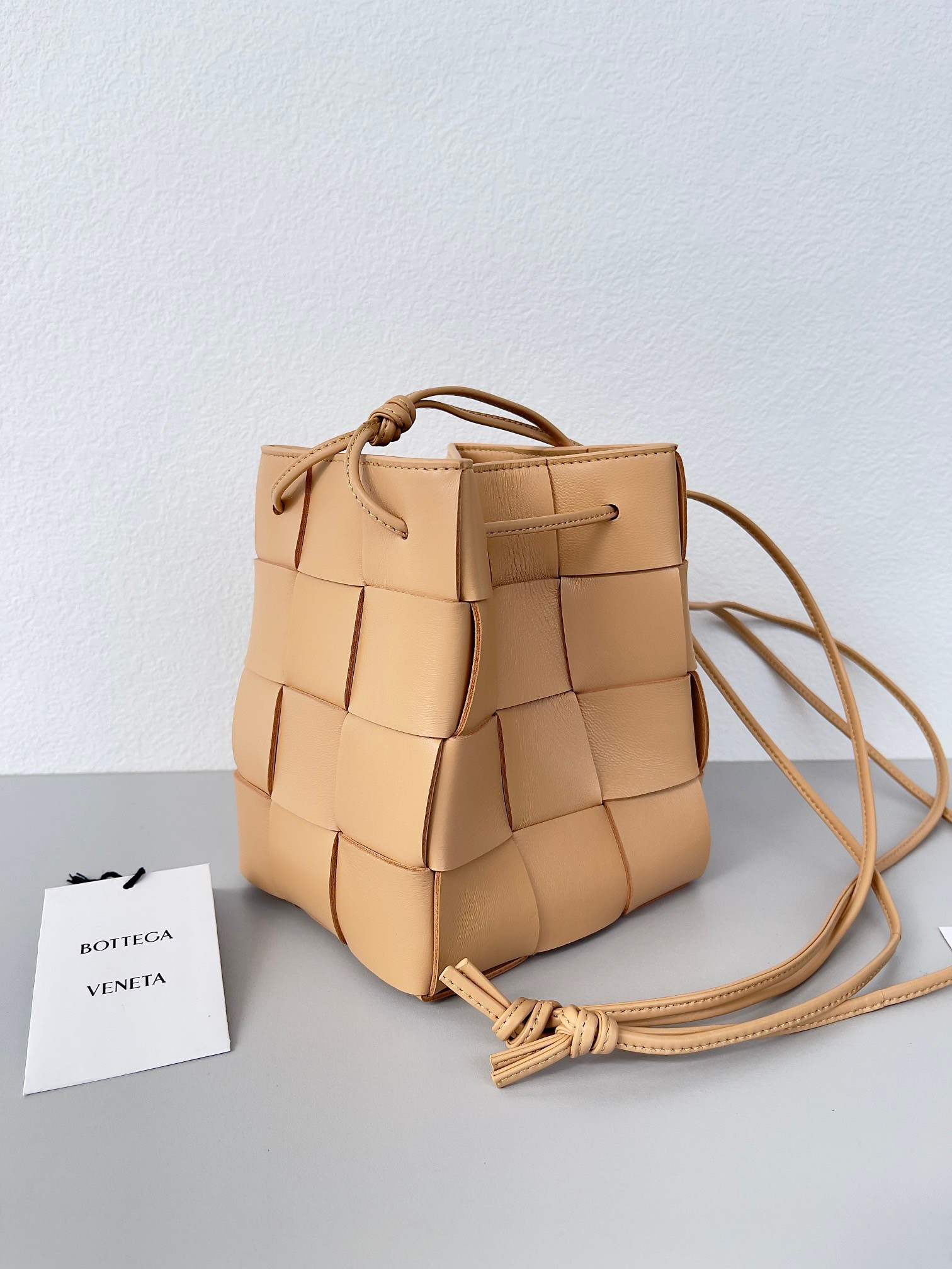 bo*te*ga Ve*ne*ta cassette bucket bag