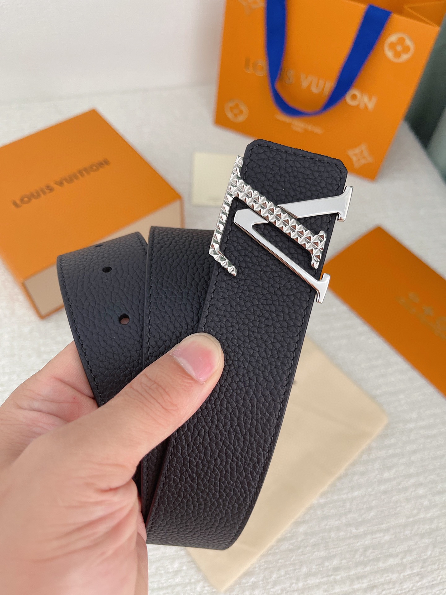 l0*is V*t0n belt