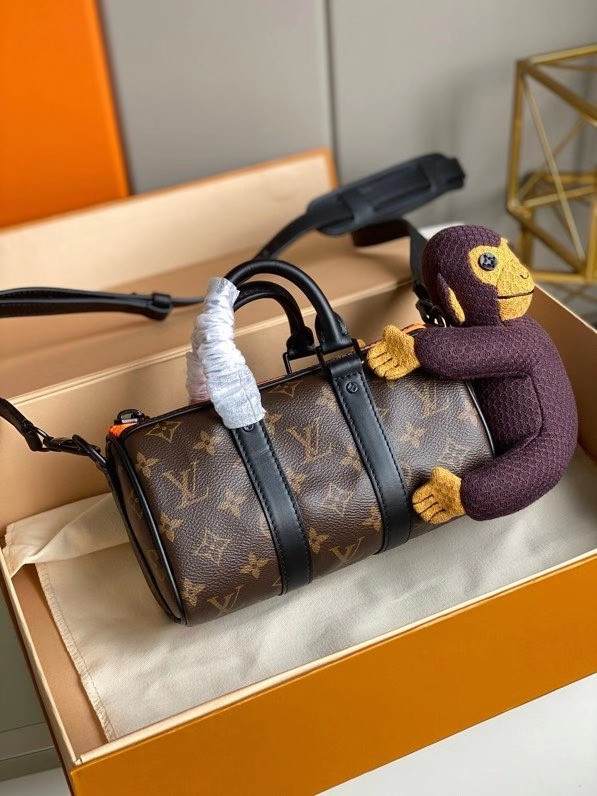l0*is V*t0n keepall xs