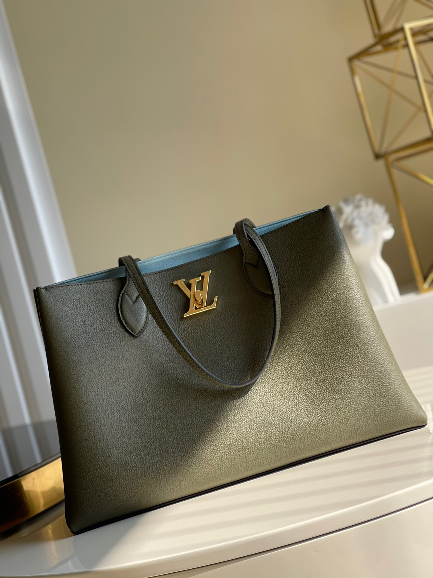 l0*is V*t0n lockme shopper