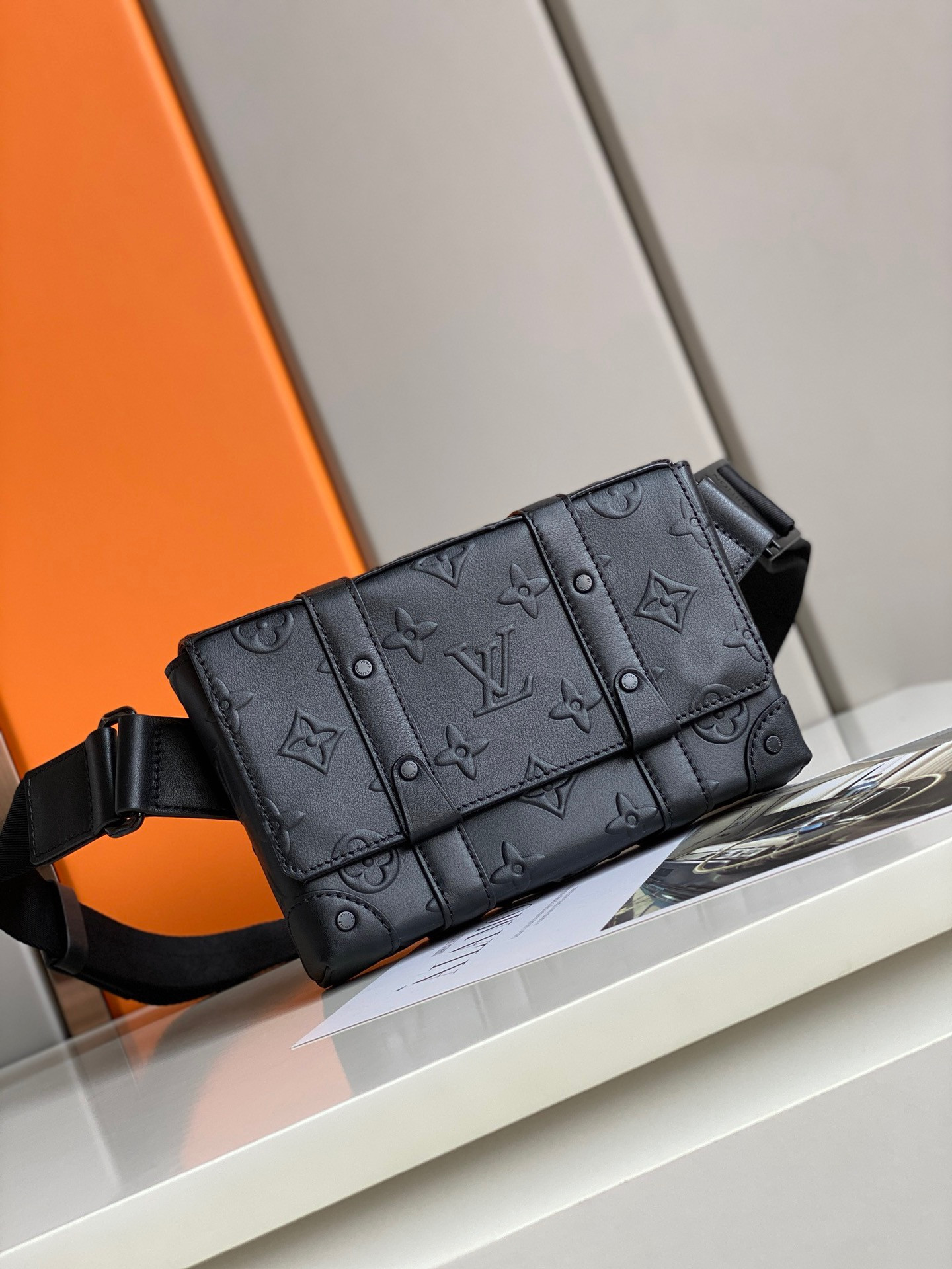 l0*is V*t0n trunk slingbag