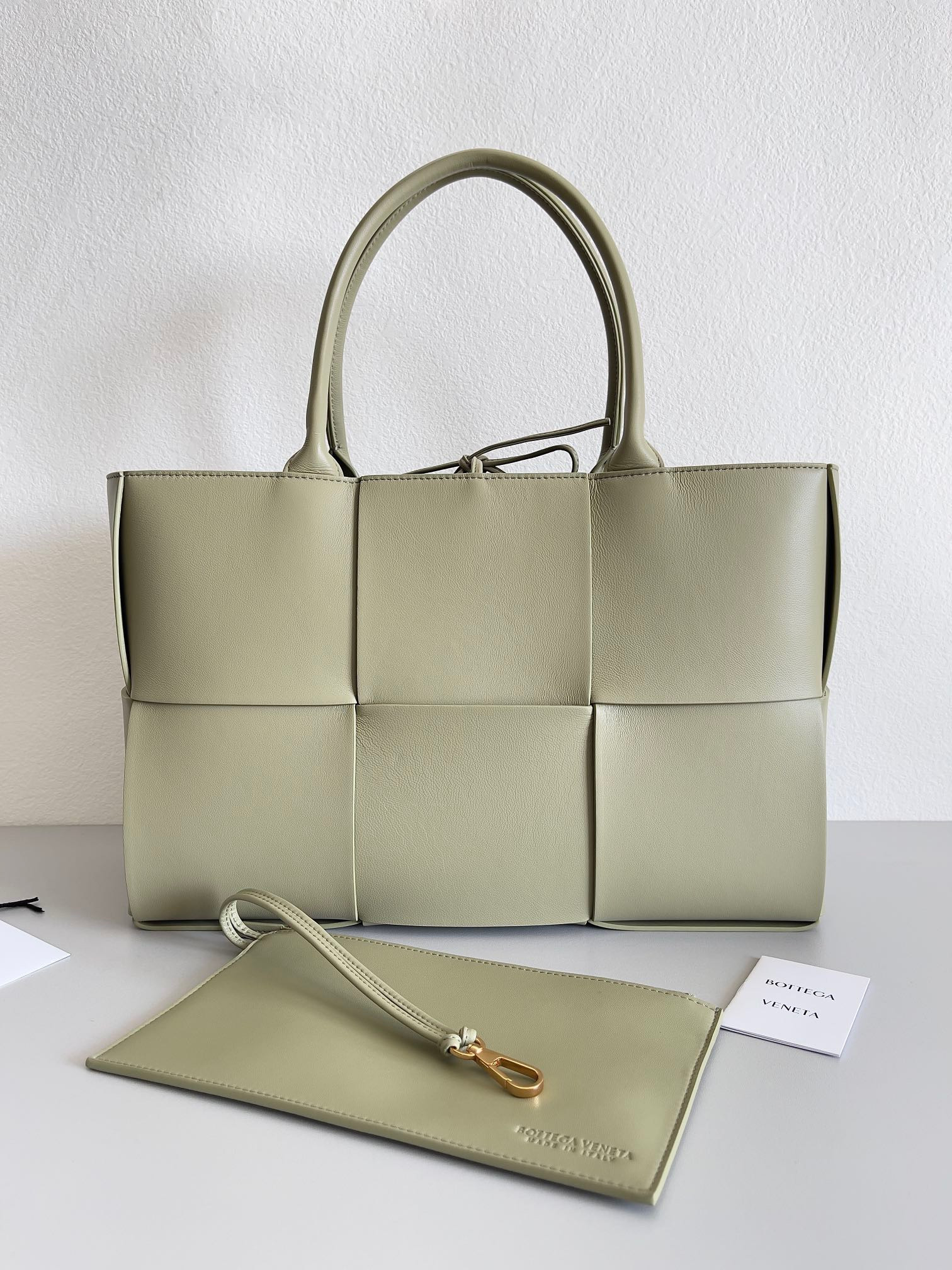 bo*te*ga Ve*ne*ta arco medium tote