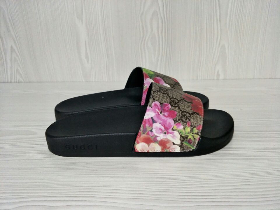 G*u*i slippers