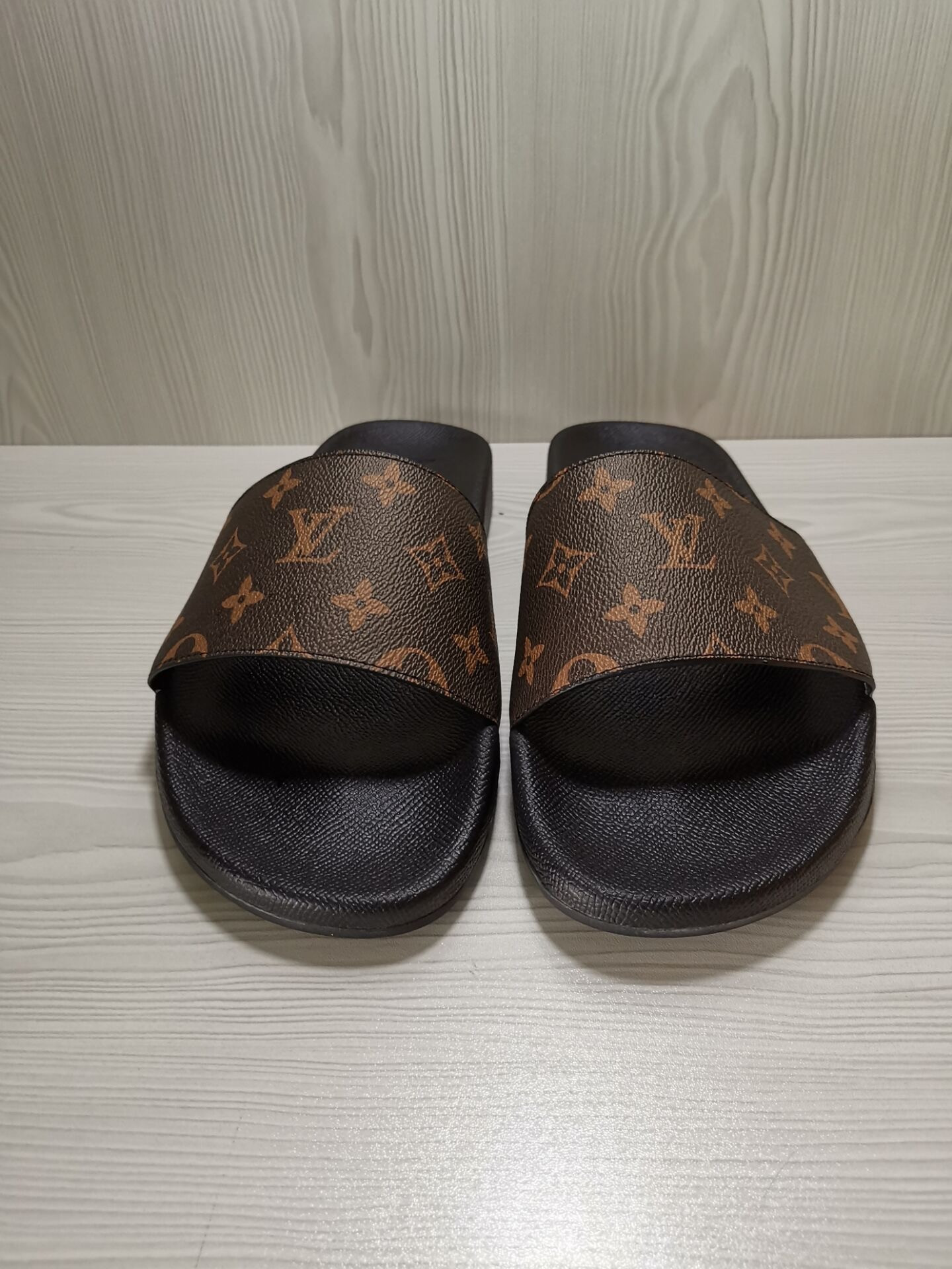 l0*is V*t0n slippers
