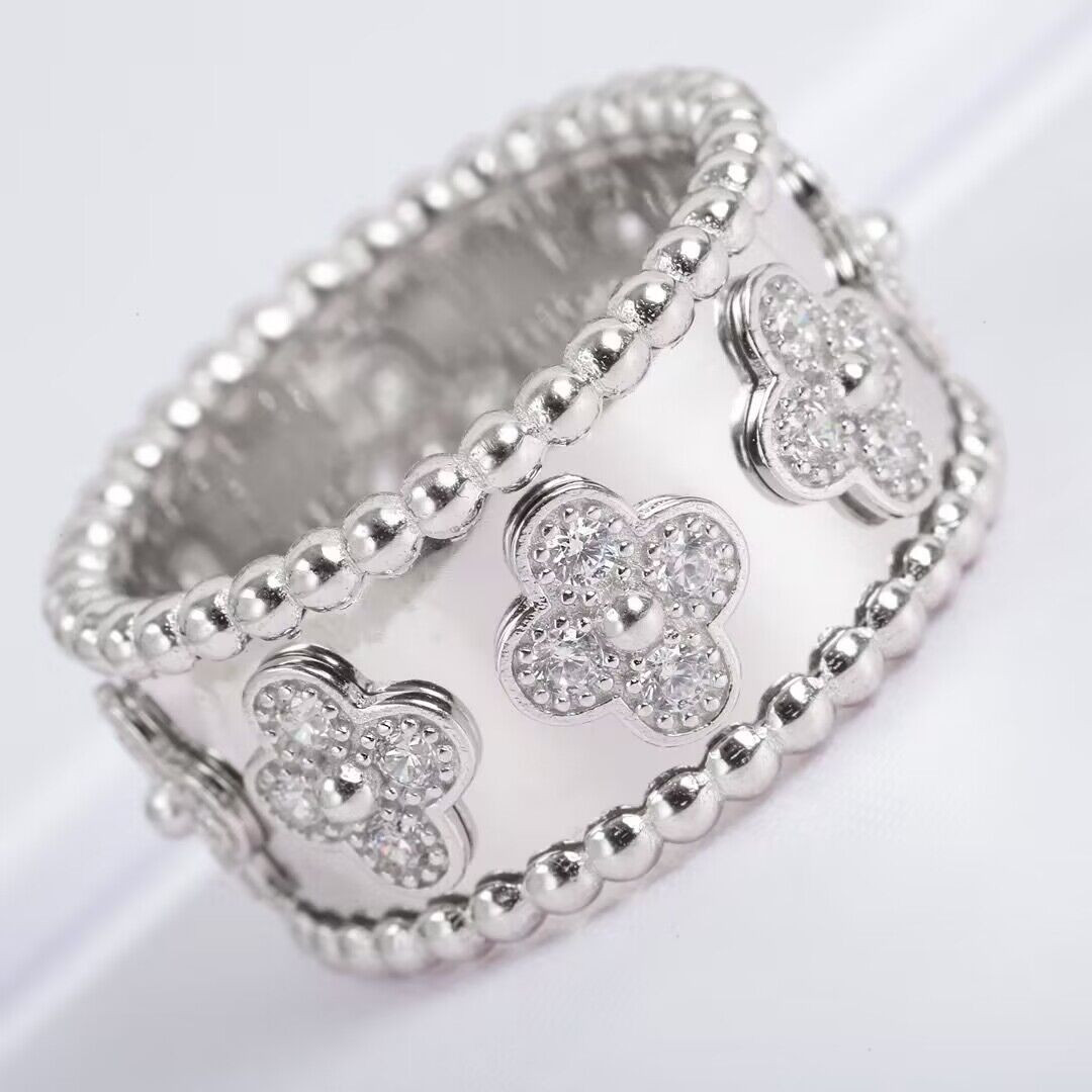 V*N CL*F & arpels  perlée clovers ring