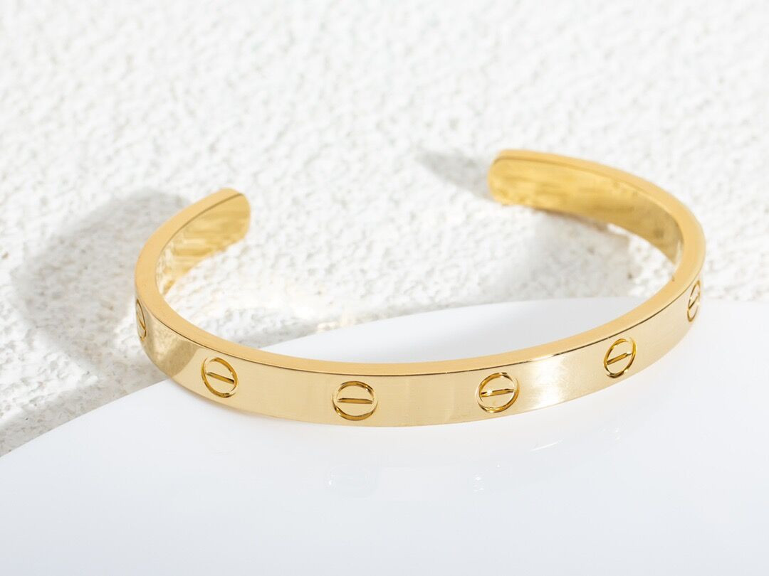 Ca*t*er  bracelet