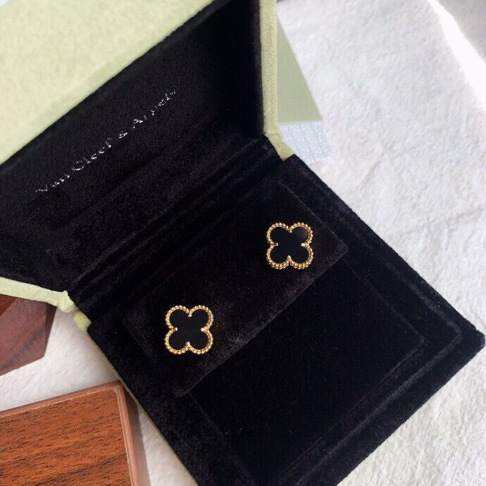 V*N CL*F & arpels  perlée earrings