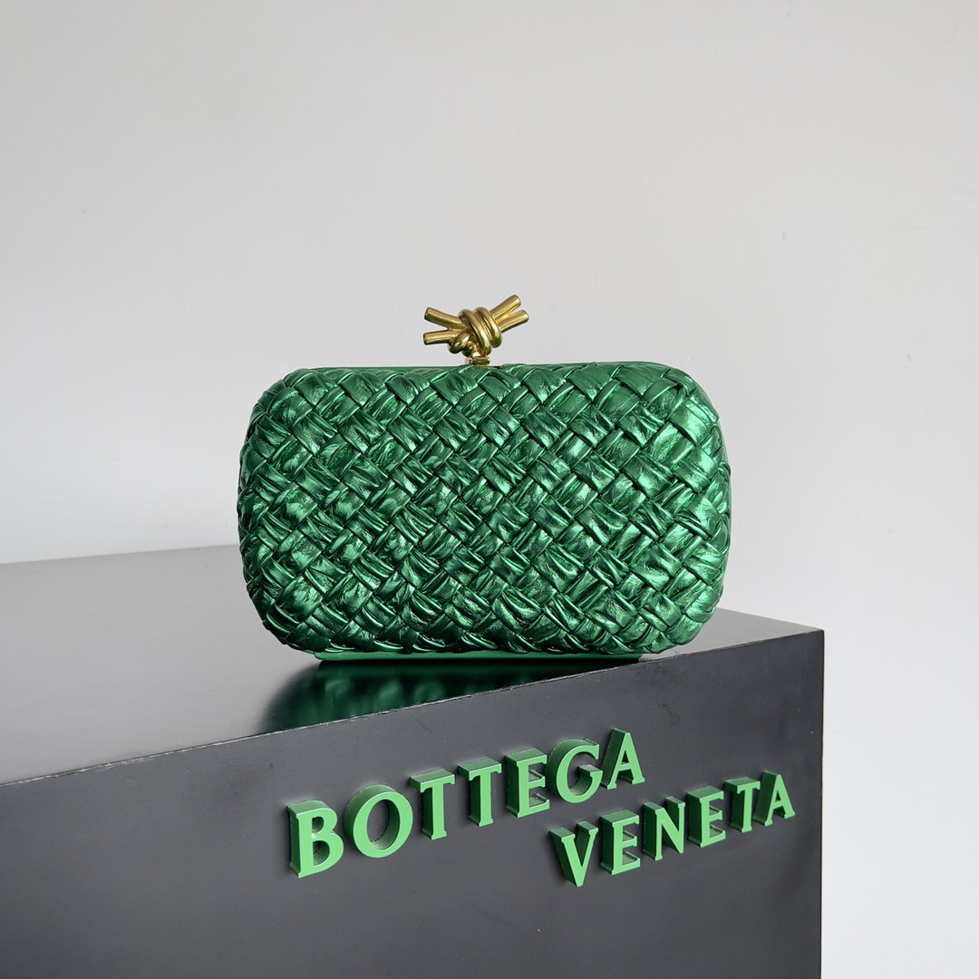 bo*te*ga Ve*ne*ta knot minaudiere