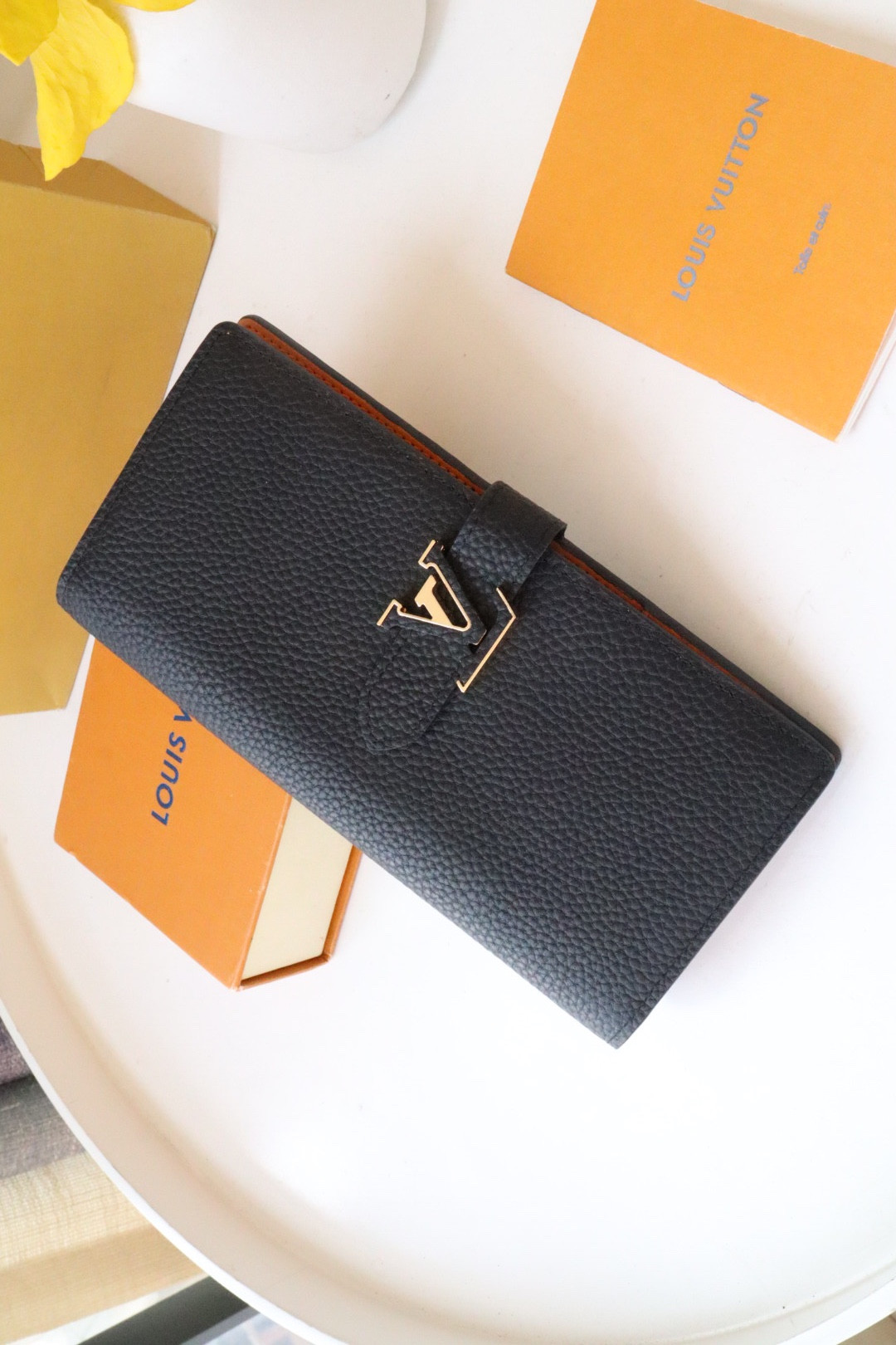 l0*is V*t0n vertical wallet