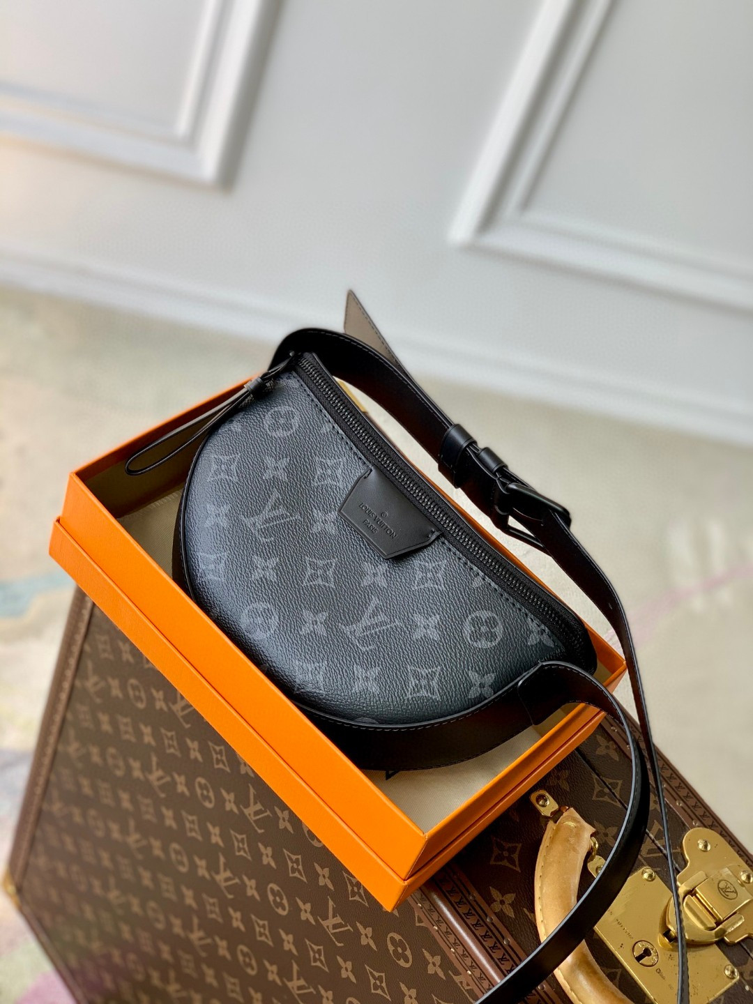 l0*is V*t0n moon crossbody