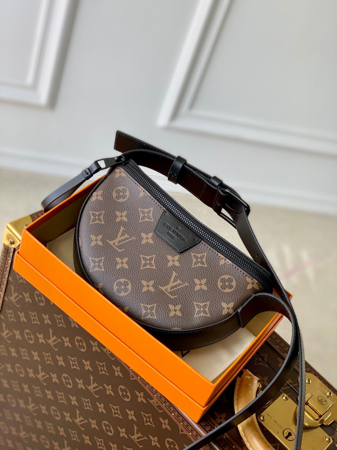 l0*is V*t0n moon crossbody