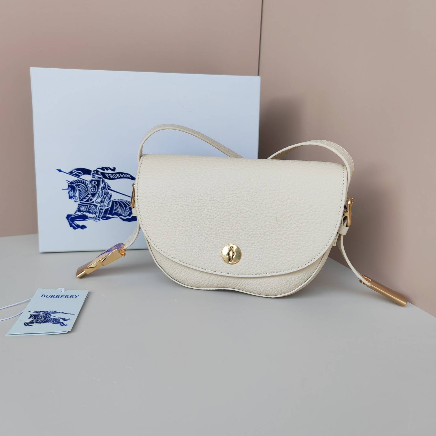 B**rry chess satchel