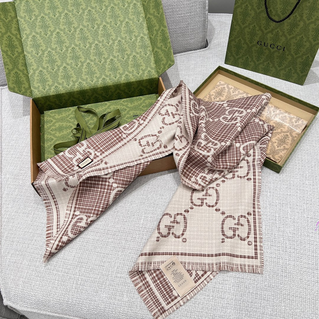 G*u*i scarf