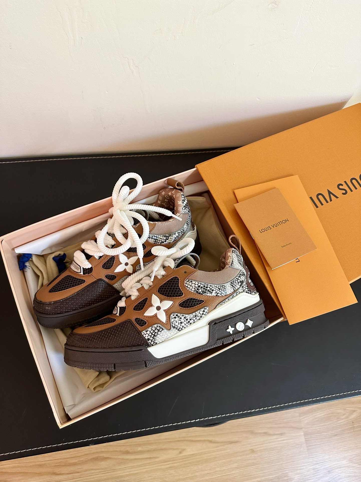 l0*is V*t0n sneakers