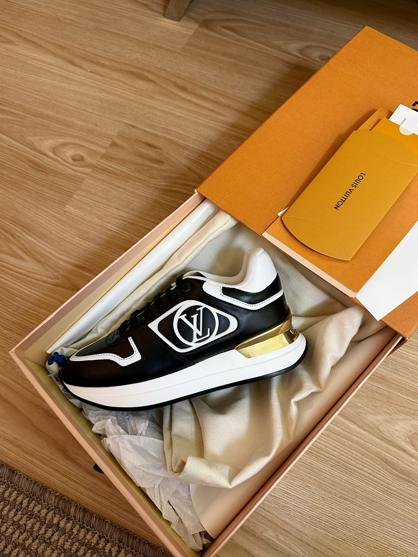 l0*is V*t0n sneakers