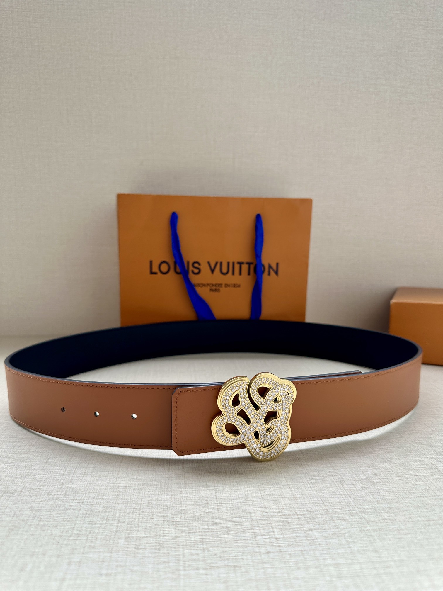 l0*is V*t0n belt