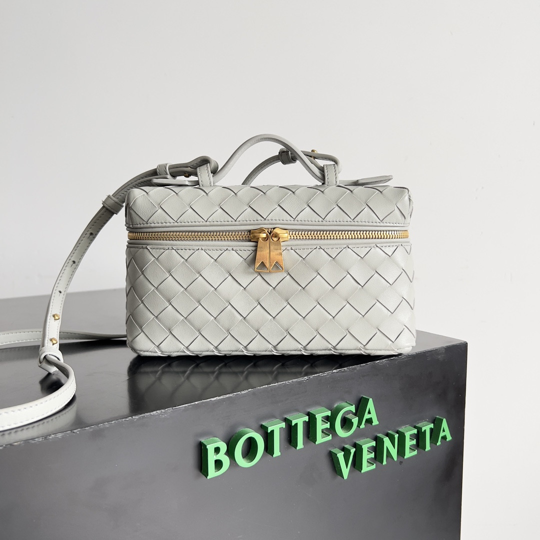 bo*te*ga Ve*ne*ta  vanity case crossbody bag